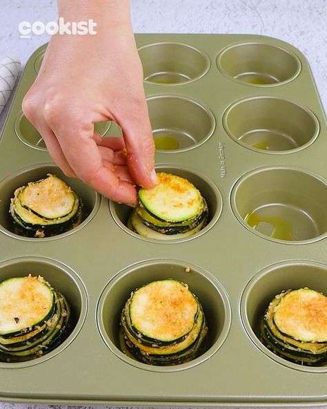 Zucchini stacks: a delicious and quick side dish! | zucchini | You won't stop making them! 🤩🥒 | By Cookist Wow | Facebook Zucchini Stacks Recipes, Zucchini Stacks In Muffin Tin, Baked Cheesy Zucchini Stacks, Zucchini Stacks, Zucchini Cups, Thanksgiving Veggies, Muffin Cups Recipes, Virgin Diet, Zucchini Rounds