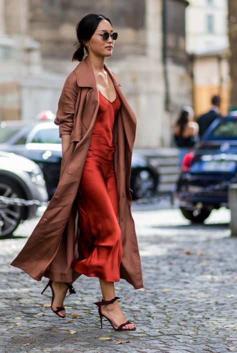 Street Style : Day Two Paris Fashion Week Spring/Summer 2017 Topi Baret, Slip Dress Outfit, Red Slip Dress, Autumn Look, Silk Outfit, Looks Street Style, Silk Slip Dress, Mode Inspo, Looks Chic