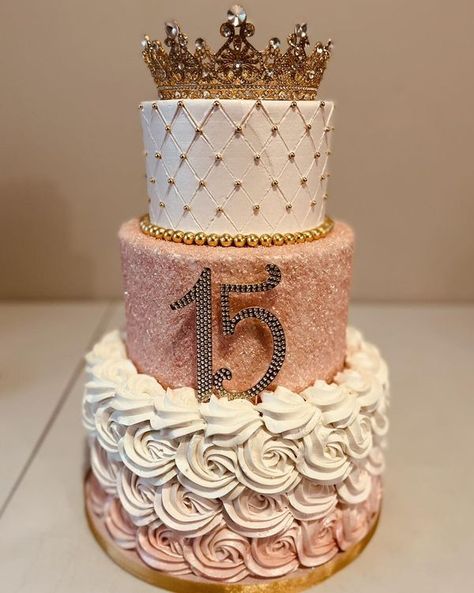 Pastel De Quinceanera Ideas, Sweet 16 Party Cakes, Sweet 16 Food Ideas, 3 Tier Birthday Cake, Debut Cake, Quince Cakes, Tiered Cakes Birthday, Imagenes Mary Kay, Quinceanera Cakes