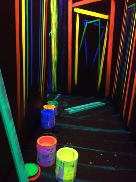 Shrinking glow in the dark tunnel haunted house idea Kids Haunted House Ideas, Haunted House Walls, Kids Haunted House, Blacklight Halloween, Haunted Trail Ideas, Diy Haunted House, Spook Houses, Haunted Carnival, Halloween Garage