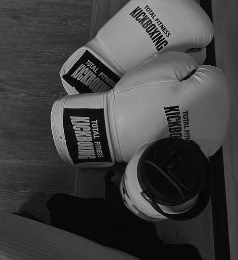 Professional Boxer Aesthetic, Female Boxer Aesthetic, Aesthetic Gloves, Boxer Aesthetic, Gloves Aesthetic, Female Boxers, Spa Box, Twisted Heart, Total Workout