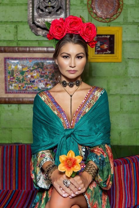 Mexican Theme Dresses Party, Mexican Themed Photoshoot, Frida Kahlo Outfit Ideas, Mexican Dress Up, Mexican Theme Photoshoot, Mexico Themed Party Outfits, Fiesta Theme Party Outfit, Mexican Outfit Ideas, Mexican Photoshoot