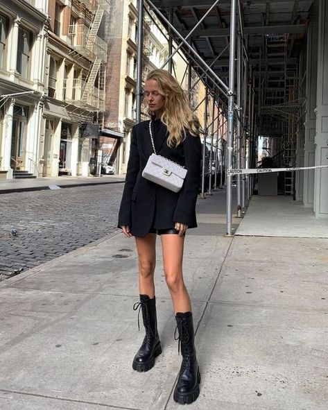 COMBAT BOOTS, How To Wear The Hottest Shoe This Fall — WOAHSTYLE Combat Boot Outfits, Stile Kylie Jenner, Combat Boot Outfit, Alledaagse Outfit, Balenciaga Boots, Mode Kpop, Stil Inspiration, Looks Street Style, Looks Black