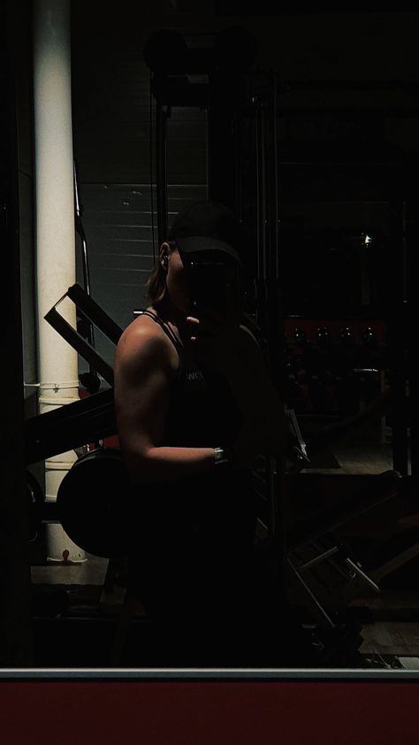 dark aesthetic gym photo Thrist Trap Aesthetic, Core Gym, Rat Girl, Fitness Vision Board, Shower Pics, Girl Friendship Quotes, Gym Pictures, Gym Aesthetic, Gym Photos