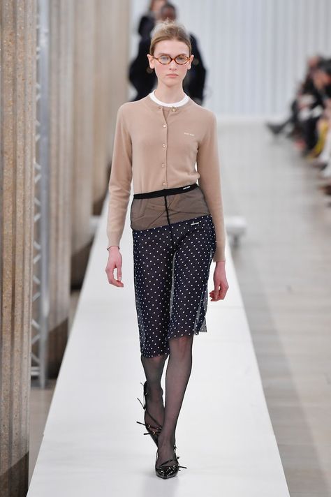 Fall 2023 Runway Trends to Start Wearing Now Khaki Skirt Outfits, Fall Winter 2023 2024, Feminine Skirt, Winter Skirt Outfit, Khaki Skirt, Outfit Collage, Devil Wears Prada, Column Dress, Winter Skirt