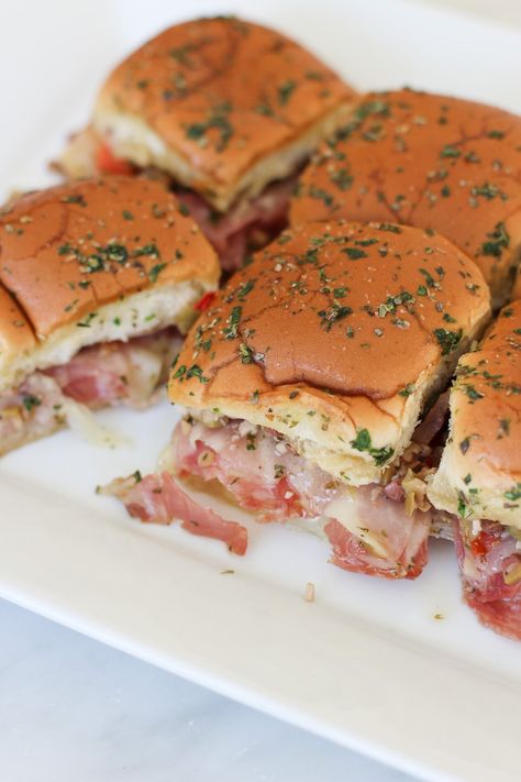 Muffuletta Sliders Hawaiian Roll Sliders Muffaletta, Muffaletta Sandwich Sliders, Mardi Gras Sandwiches, Muffalata Sliders, Mini Muffaletta Sliders, Louisiana Party Food, Cajun Sliders, Muffaletta Sliders, Muffuletta Sliders