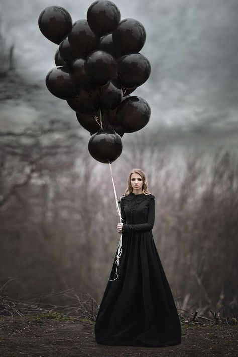 Black Balloons Photoshoot, Witch Photos, Balloons Photography, Halloween Photography, Fairytale Photography, Graduation Photoshoot, Black Balloons, Halloween Photoshoot, 30th Birthday Parties