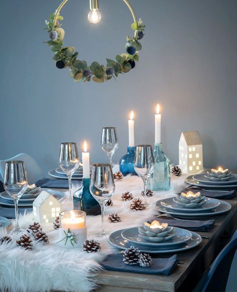 Une déco en bleu pour la table de Noël | My Blog Deco Christmas Table Design, Christmas Scandinavian Style, Blue Christmas Decor, Tafel Decor, Holiday Table Settings, Xmas Deco, Nordic Decor, Christmas Tablescapes, Christmas Dining