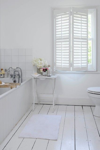 White wood + fresh flowers Painted Bathroom Floors, White Floorboards, Painted Floorboards, Wood Floor Bathroom, Painted Wood Floors, White Wood Floors, Painted Bathroom, Wooden Floorboards, Living Small