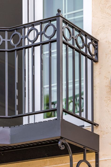 Iron Balcony Railing Design, Outside Balcony Railings, Concrete Railing Design Balcony, Classic Railing Balcony, Outdoor Balcony Railing Design Modern, Balcony Railings Ideas, Balcony Railing Design Outdoor, Iron Balcony Railing Modern, Iron Railings Outdoor Balconies