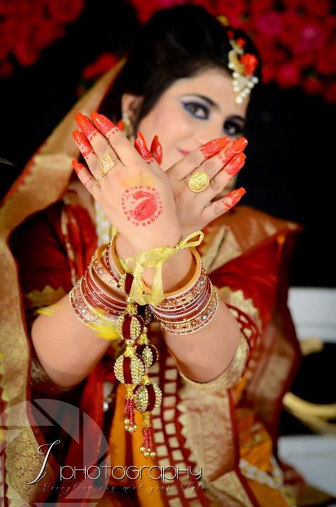 Clojup Style Bride Photo, Bride Stills, Ceremony Outfit, Haldi Ceremony Outfit, Fresh Flower Jewelry, Bridal Makeup Images, Bridal Photography Poses, Indian Wedding Couple Photography, Makeup Images