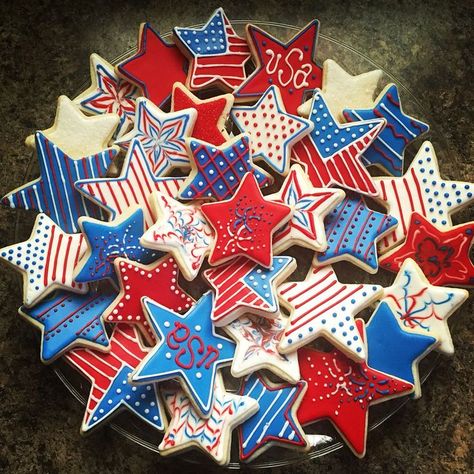 Fourth of July cookies | Patriotic | Stars | Stripes | Red, white and blue | Flag | Royal icing | USA | America | Cookie Decorating Star Cookies Decorated, Fourth Of July Cookies, Cake Frosting Designs, Patriotic Sugar Cookies, Star Sugar Cookies, Patriotic Cookies, Royal Iced Cookies, Sugar Cookie Royal Icing, Blue Cookies