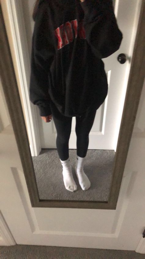 Outfits With Black Lululemon Leggings, School Outfit With Leggings, Black Leggings White Socks Outfit, Outfit Ideas With Black Sweatpants, Black Nike Sweatpants Outfits, Lululemon Outfit Winter, Socks Over Leggings Outfit, Nike Socks Outfit, Black Sweatshirt Outfit