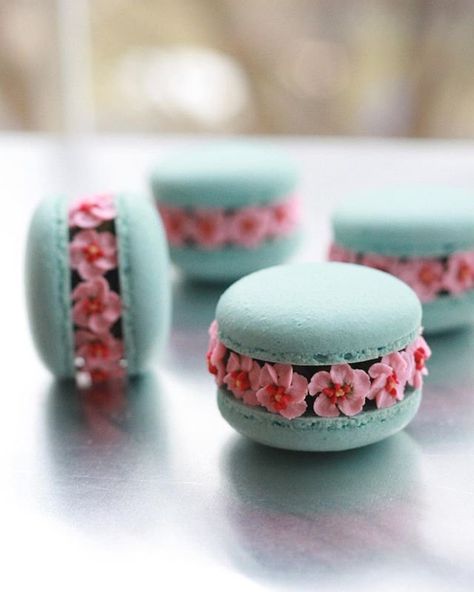 Oreo Macaron, Kue Macaroon, Oreo Cream, Macaron Cookies, Macaroon Recipes, Macaron Recipe, Cute Desserts, Sugar Rush, Macaroons