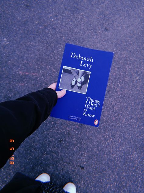 Girl holding a blue book. Deborah Levy - Things I don't want to know. Aesthetic photo Deborah Levy, Give It To Me, Reading, Books