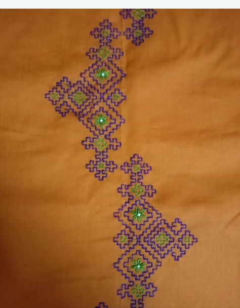 Kasuti Embroidery, Medieval Embroidery, Kutch Work Designs, Swedish Embroidery, Embroidery Stitches Beginner, Cross Stitch Geometric, Hand Embroidery Patterns Flowers, Hand Embroidery Videos, Border Embroidery Designs