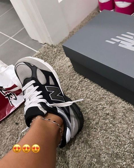 Nb Sneakers, Pretty Sneakers, Jordan Low, Dr Shoes, Trendy Shoes Sneakers, Jordan Shoes Girls, Pretty Shoes Sneakers, Shoes Outfit Fashion, Cute Nike Shoes