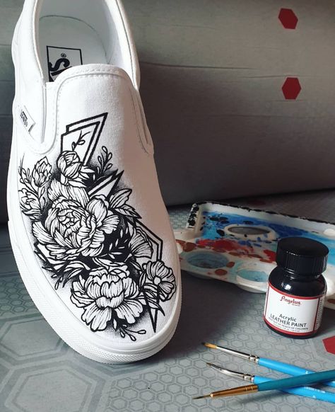 Drawing On Shoes Ideas, Shoe Painting Ideas Vans, Vans Painted Shoes Ideas, Shoe Art Designs, Canvas Shoes Diy, Sharpie Shoes, Custom Vans Shoes, Painted Shoes Diy, Custom Sneakers Diy