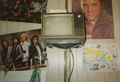 1980s Teenagers and Their Bedroom Walls - Flashbak 80s Teen Bedroom, Pop Culture Aesthetic, 1980s Bedroom, Retro Room Ideas, Movie Bedroom, Retro Rooms, Culture Aesthetic, 80s Bedroom, Reality Bites