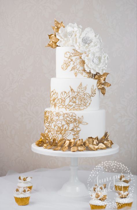 Gold Lace Wedding Cake, Wedding Cake Marble, Glamorous Wedding Cakes, Golden Wedding Anniversary Cake, Jewel Cake, White And Gold Wedding Cake, White And Gold Wedding, Wedding Anniversary Cakes, Dream Wedding Cake