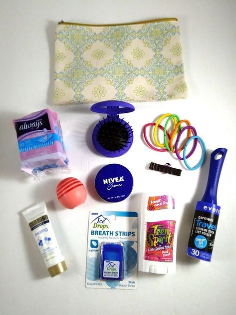 School Organization For Teens, Locker Kit, Emergency Kit For Girls, Schul Survival Kits, High School Supplies, Middle School Supplies, Escuela Diy, School Emergency Kit, Middle School Survival