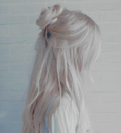 Long White Hair Hairstyles, Long White Hairstyles For Women, White Hair In Ponytail, White Blonde Hair Aesthetic, Long White Hair Aesthetic, Long White Blonde Hair, Silver Hair Aesthetic, White Hair Ponytail, Messy White Hair