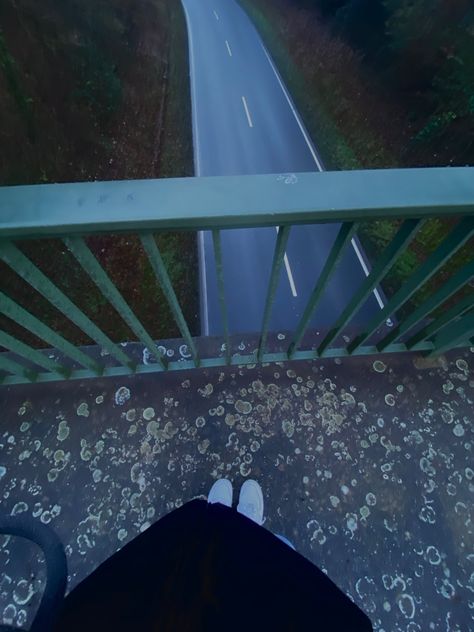 Bridge Looking Down, Sitting On The Edge Of A Building, Bridge Aesthetic Night, Confine In Hospital Picture, Photo Sombre, Jumping Off Building, Edge Of A Building, Sitting On A Bridge, Bridge Aesthetic