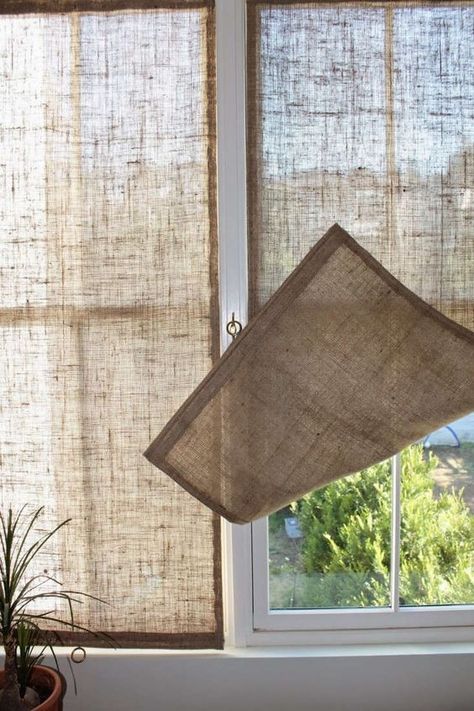 The Shingled House DIY: Easy Burlap Shades (for Less Than $20 Each) - Remodelista Burlap Shades, Burlap Curtains Diy, Shingled House, Burlap Window Treatments, Creative Window Treatments, Unique Window Treatments, Hantverk Diy, Diy Window Treatments, Burlap Curtains