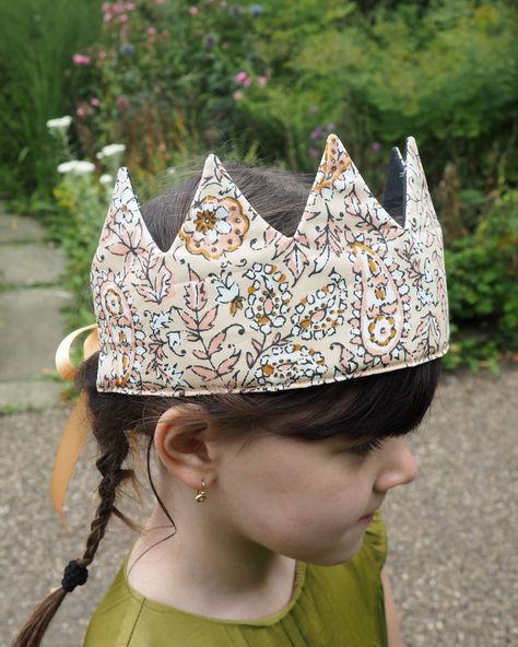 Fabric Crown Pattern Free, Fabric Crowns, Waldorf Birthday Crown, Waldorf Crown, Diy Birthday Crown, Crown Tutorial, Make A Crown, Crown Template, Fabric Crown