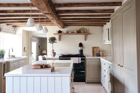 Lauren Olivia Design on Instagram: “A true country kitchen in the heart of the Cotswolds 🖤#laurenoliviadesign” Classic Farmhouse Kitchen, Bungalow Ideas, Kitchen Beautiful, Styling Home, Interior Design Images, Floor Shelf, Stone Floor, Cooker Hood, White Interiors