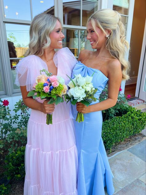 Preppy Prom Dresses Long, Homecoming Dresses Preppy, Preppy Formal Dress, Preppy Prom Dresses, Prom Poses For Friends, Long Hoco Dresses, Prom Dress Blue, Prom Pics, Prom Photoshoot