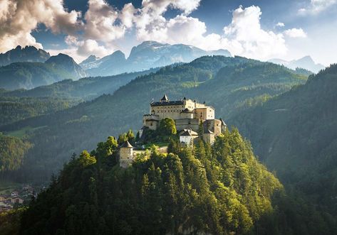 Hohenwerfen Castle, Bodiam Castle, Alcazar Seville, Kid Friendly Vacations, Chateau Versailles, Chateau Medieval, Medieval Fortress, Empire Romain, Neuschwanstein Castle