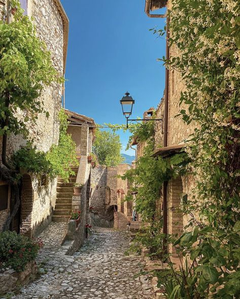 Italian Countryside Aesthetic, County Side, Italy Countryside, Somewhere In Northern Italy 1983, Italy Vibes, Italy Summer, Nice Places, Italian Countryside, Italy Aesthetic