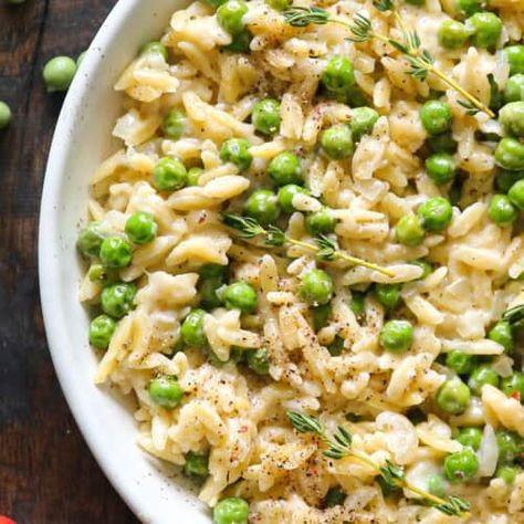 Creamy Garlic Parmesan Orzo (30 Minutes, One-Pot) - Julia's Album Garlic Parmesan Orzo, Parmesan Orzo, Orzo Dishes, Creamy Orzo, 7 Fishes, Baked Mac And Cheese Recipe, Yummy Veggies, Meatless Meal, Orzo Recipes