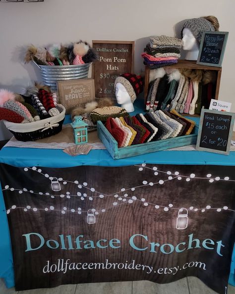 Crochet Craft Table Display, How To Display Crochet Items Craft Fairs, Scarf Display Ideas Craft Booths, Crochet Vendor Display Ideas, Crochet Market Setup Ideas, Crochet Craft Fair Ideas Booth Displays, Crochet Vendor Display, Crochet Market Setup, Craft Market Stall Ideas