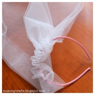 Bridal veil tutorial for R's halloween costume: add roses to the headband so that it looks like mine from the wedding Diy Halloween Veil, Veil Tutorial, Diy Veil, Veils Bridal Diy, Veil Diy, Bridal Shower Veil, Bachelorette Party Veils, Bachelorette Diy, Bachelorette Veil