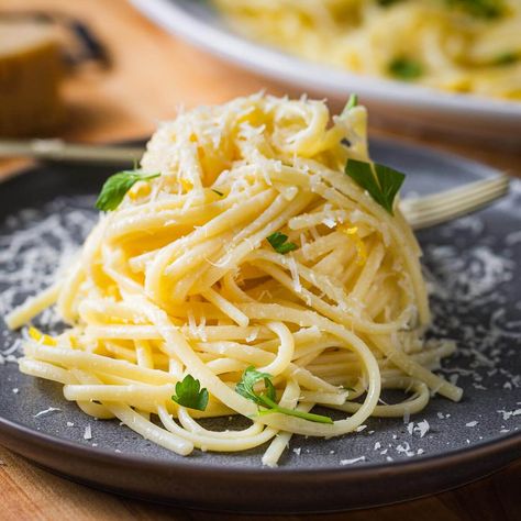 Linguine al limone is a simple, creamy lemon pasta made with Parmigiano Reggiano cheese, butter, lemon juice, zest, and pasta water. Sip And Feast, Lemon Pasta Recipes, Lemon Garlic Shrimp Pasta, Creamy Garlic Mushrooms, Linguine Recipes, Fettuccine Alfredo Recipes, Creamy Lemon Chicken, Linguine Pasta, Pasta Water