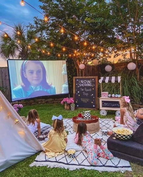 Backyard Birthday Parties, Bilik Idaman, Backyard Movie Nights, Backyard Birthday, Backyard Movie, Movie Night Party, Outdoor Movie, Movie Party, Garden Parties