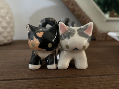 Gift Ideas For Cat Lovers, Cat Figurines, Tanah Liat, Clay Diy Projects, Cute Clay, Clay Art Projects, Dessin Adorable, Diy Clay Crafts, Clay Charms