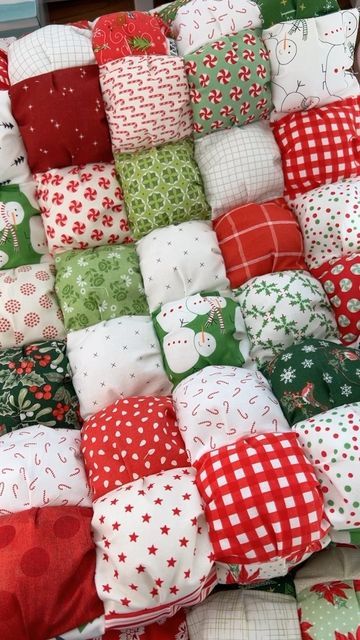 Crochet Puff Quilt Blanket, Christmas Puff Quilt, Puff Quilts Ideas, Puff Quilt Pattern, Puff Quilts, Puff Blanket, Biscuit Quilt, Puffy Quilt, Bubble Quilt