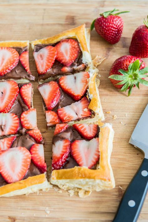 Strawberry Nutella Puff Pastry, Nutella Puff Pastry, Puff Pastry Pizza, Crostata Recipe, Nutella Recipes Easy, Strawberry Nutella, Chocolate Hazelnut Spread, Frozen Puff Pastry, Pastry Tart