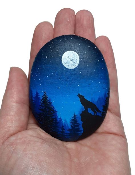 Painting Ideas For Summer, Pebble Meditation, Wolf Paintings, Moon In The Night Sky, Painting With Acrylics, Wolf Silhouette, Wolf Painting, Painted Rock Animals, Rock Painting Ideas