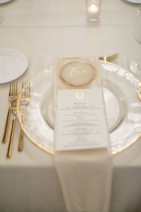 Clear And Gold Charger Plates Wedding, White Plates With Gold Utensils, Clear Plate Table Setting, Charger Plate With Napkin, Gold And White Plate Setting, Neutral Charger Plates, Good Charger Plates Wedding, Clear Charger Plate, Gold And White Wedding Aesthetic