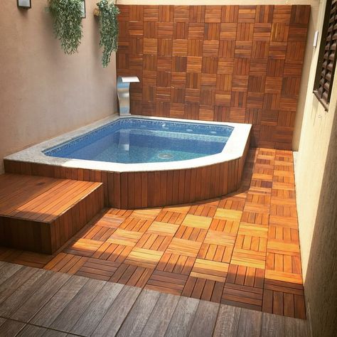 Mini Piscina Patio, Piscinas Pequeñas, Mini Pool, Small House Interior Design, Landscaping Front Yard, Modern Bungalow House, House Extension Design, Small Pools, Front Yard Landscaping Ideas