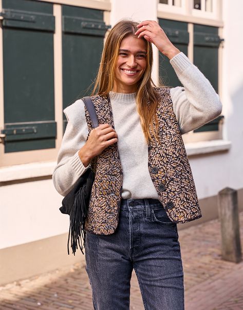 Deze Sessùn Charlestine gilet in veelkleurig borduurwerk kun je eindeloos combineren en is een echte favoriet die niet in je garderobe mag ontbreken. Het is gemaakt van 100% katoen en heeft knoopsluitingen. Style het gilet over al je toffe blousjes en tops en style het af met een mooie broek en laarzen. Gilet Dames Outfit, Gilet Outfit Women, Gilet Outfit, Outfit Inspirations, Clothes For Women