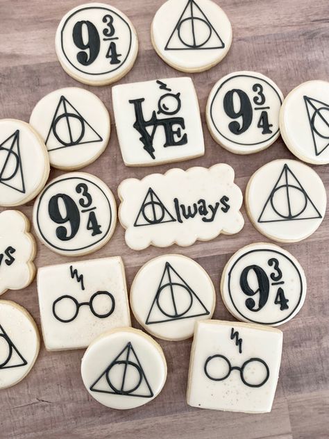 Harry Potter Bridal Shower Cookies, Harry Potter Themed Cookies, Harry Potter Cookies Royal Icing, Harry Potter Macarons, Harry Potter Cookies Decorated, Harry Potter Baby Shower Cookies, Harry Potter Sugar Cookies, Harry Potter Bride, Harry Potter Theme Birthday Party