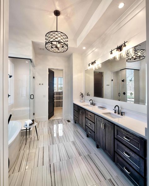 Beautiful master bathroom #MasterBathroom Makeover Kamar Mandi, Beautiful Master Bathrooms, Best Kitchen Design, Luxury Master Bathrooms, Large Bathroom, Bad Inspiration, Bathroom Design Inspiration, Bathroom Tile Designs, Dream Bathrooms