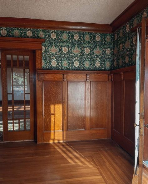 William Morris Interior Design, William Morris Home, Edwardian Interior Design, Victorian Inspired Home, Victorian Decorating Ideas, Victorian Foyer, Victorian Homes Interior, Edwardian Decor, William Morris Interior