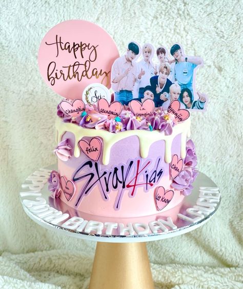 Bolo Simpsons, Bolo Tom E Jerry, Kpop Cake, Drinks Homemade, Bts Cake, Cake Liner, Bts Birthdays, Creative Birthday Cakes, Pretty Birthday Cakes