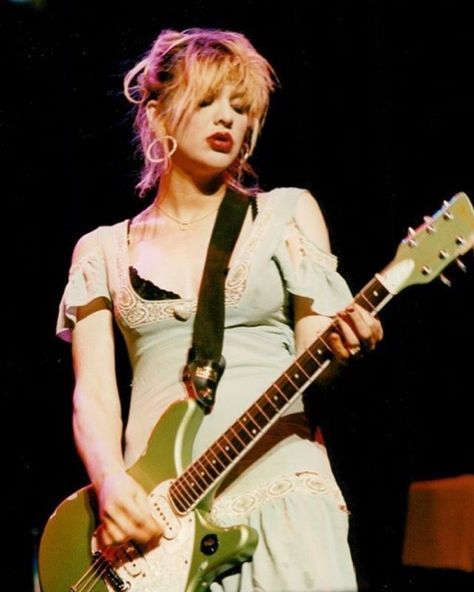 Women Rockstars, Courtney Love 90s, 70s Singers, Hole Band, Chicas Punk Rock, Courtney Love Hole, Kurt And Courtney, Rockstar Aesthetic, Women Of Rock